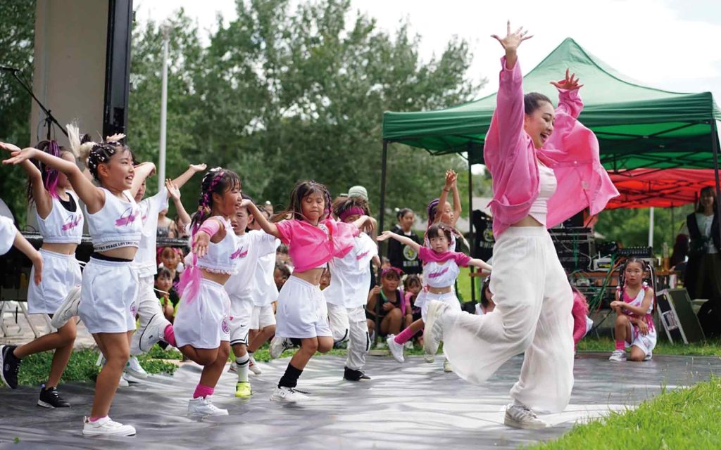 踊る子供たちと講師